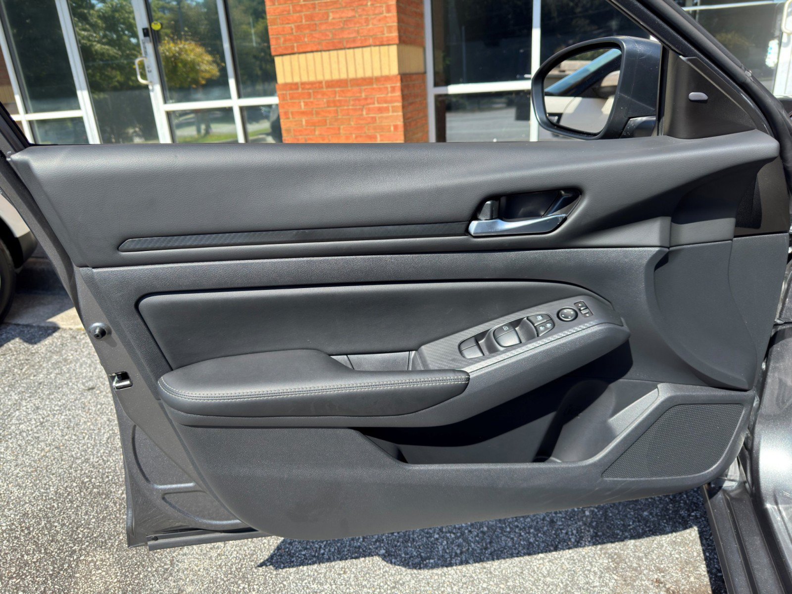 Used 2025 Nissan Altima 2.5 SV FWD image 35