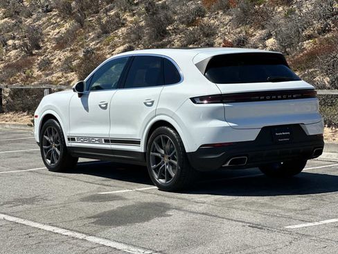 Used 2025 Porsche Cayenne image 3