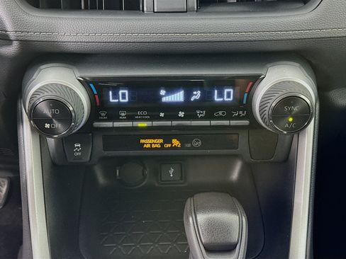Used 2021 Toyota RAV4 LE AWD/4WD image 15