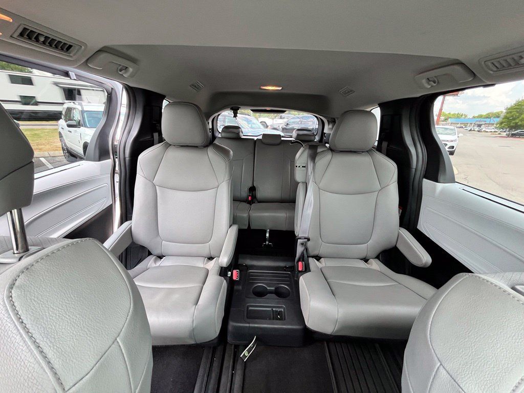 Used 2025 Toyota Sienna XLE FWD image 13