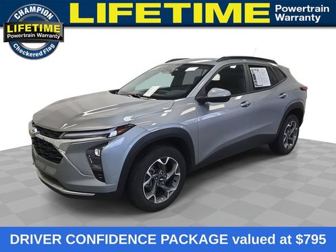 Used 2024 Chevrolet Trax LT w/ Driver Confidence Package FWD image 1
