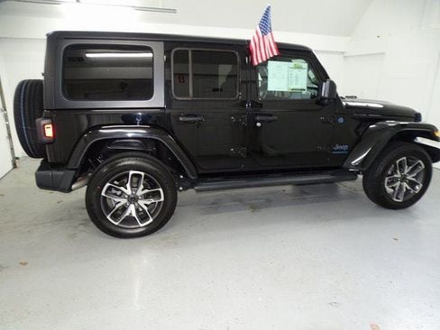 Used 2024 Jeep Wrangler Unlimited w/ Convenience Group AWD/4WD image 21