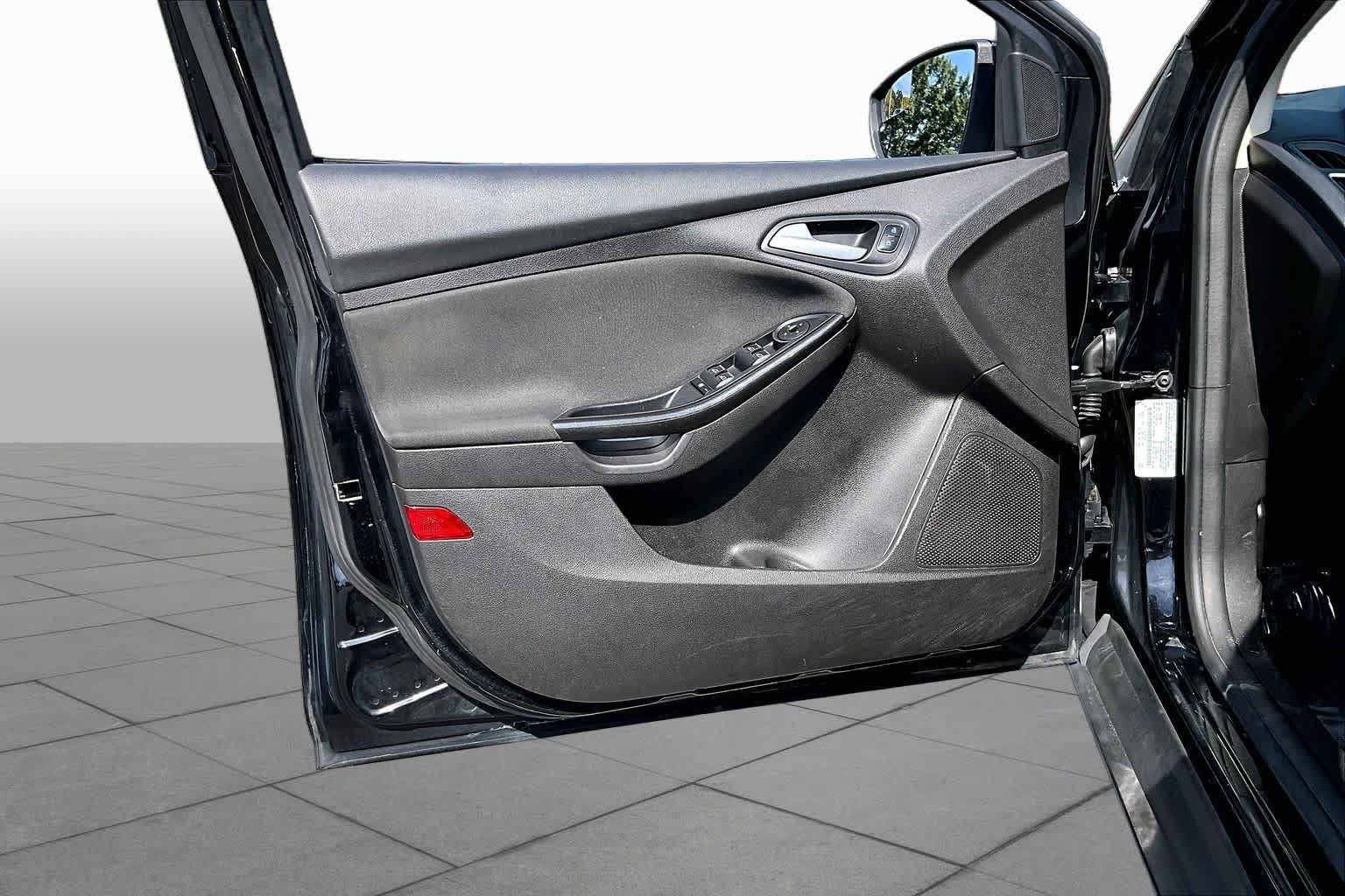 Used 2016 Ford Focus Titanium FWD image 22