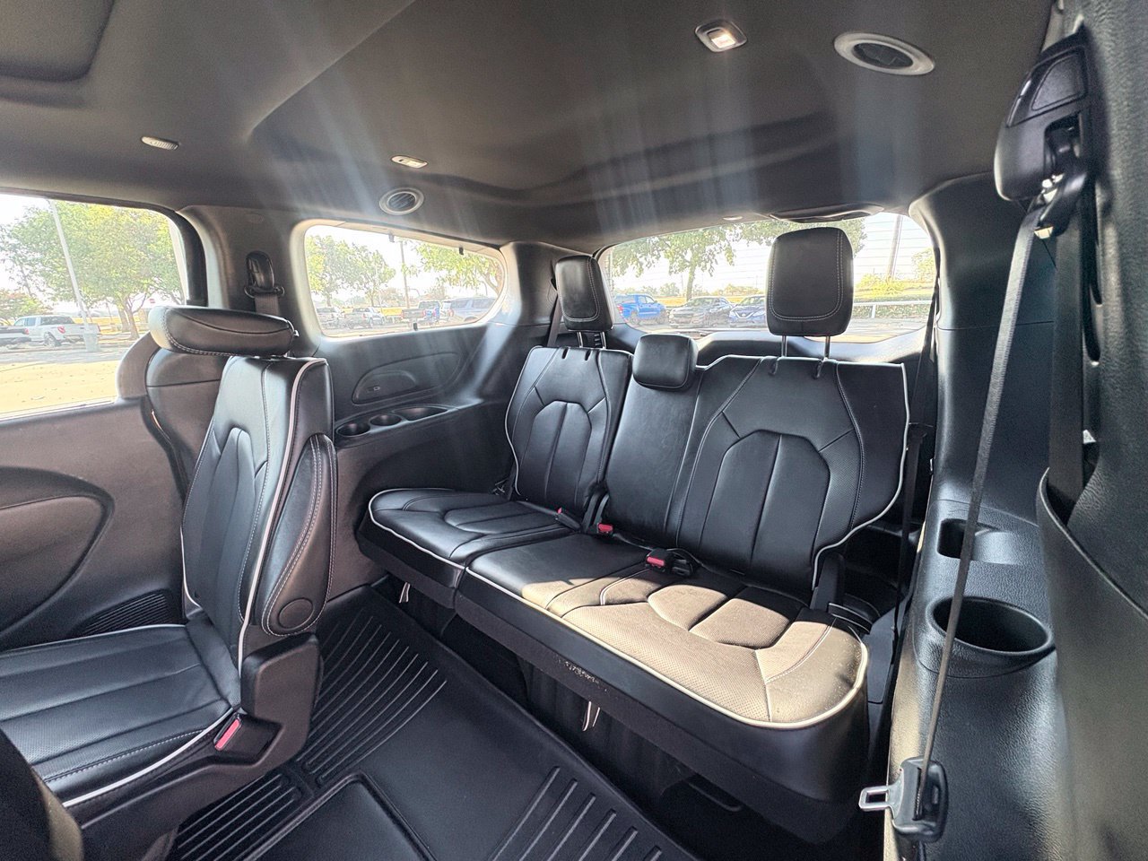 Used 2025 Chrysler Pacifica Limited FWD image 8