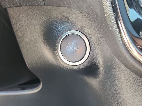 Used 2025 Volvo XC40 B5 Core image 27