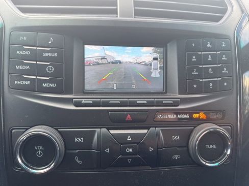 Used 2018 Ford Explorer XLT image 3