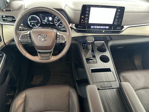 Used 2023 Toyota Sienna Platinum image 16