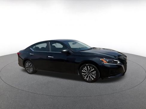 Used 2025 Nissan Altima 2.5 SV FWD image 2