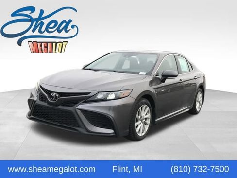 Used 2022 Toyota Camry SE image 1