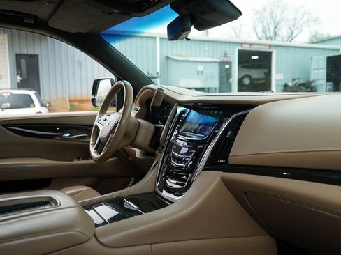 Used 2019 Cadillac Escalade Platinum image 34