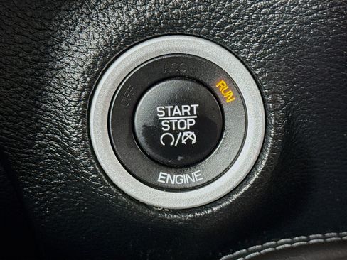 Used 2016 Dodge Challenger SXT image 20