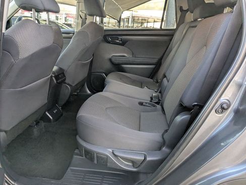 Used 2024 Toyota Highlander LE image 27