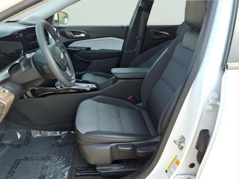 Used 2025 Chevrolet Trax LT FWD image 21