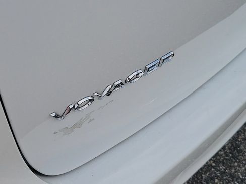 Used 2022 Chrysler Voyager LX FWD image 6
