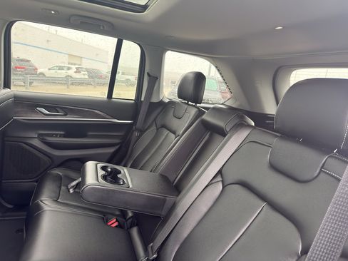 Used 2024 Jeep Grand Cherokee Limited w/ Black Appearance Package AWD/4WD image 35