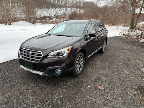 Used 2017 Subaru Outback 2.5i Touring image 2
