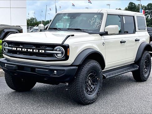 New 2026 Ford Bronco Outer Banks w/ Sasquatch Package AWD/4WD image 2