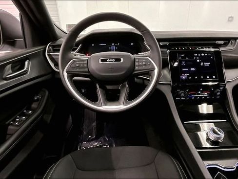 Used 2024 Jeep Grand Cherokee Laredo w/ Luxury Tech Group I AWD/4WD image 6