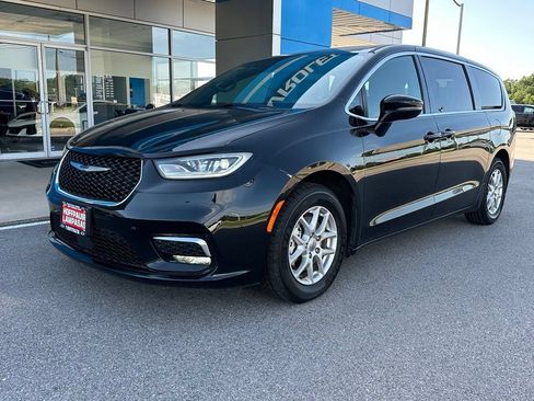 Used 2025 Chrysler Pacifica Select FWD image 1