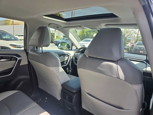 Used 2022 Toyota RAV4 XLE Premium image 15
