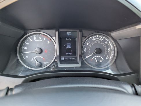Used 2017 Toyota Tacoma TRD Off-Road AWD/4WD image 18