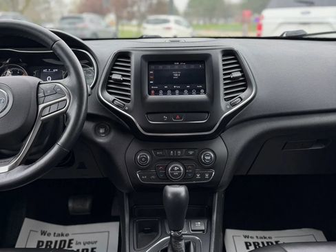 Used 2019 Jeep Cherokee Latitude Plus w/ Comfort/Convenience Group FWD image 8