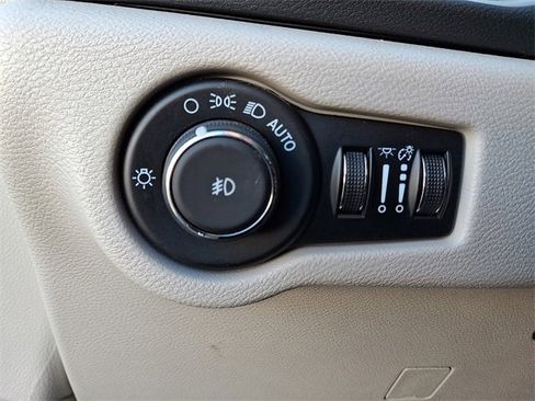 Used 2024 Chrysler Pacifica Touring-L image 24