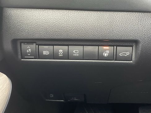 Used 2021 Toyota Venza Limited image 32