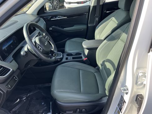 Certified 2025 Kia Seltos SX w/ SX Sunroof Package image 9