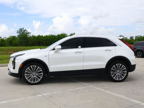 Used 2024 Cadillac XT4 Premium Luxury FWD image 2