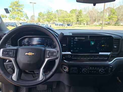 Used 2025 Chevrolet Silverado 1500 LT image 2