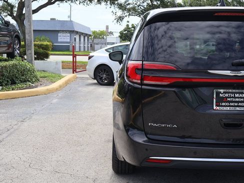 Used 2023 Chrysler Pacifica Touring-L FWD image 15