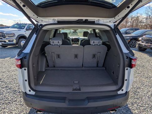 Used 2021 Chevrolet Traverse LT image 12