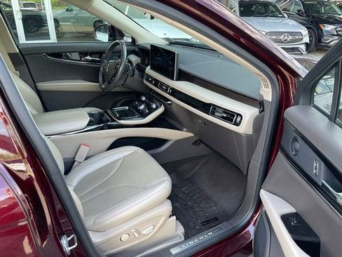 Used 2022 Lincoln Nautilus Reserve w/ Luxury Package AWD/4WD image 10