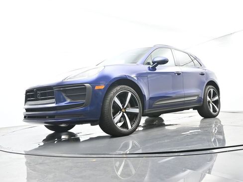 Certified 2025 Porsche Macan AWD/4WD image 44