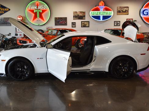 Used 2015 Chevrolet Camaro Z/28 RWD image 17