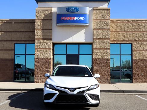 Used 2024 Toyota Camry SE image 3