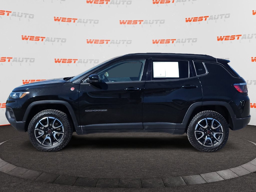Used 2025 Jeep Compass Trailhawk AWD/4WD image 2