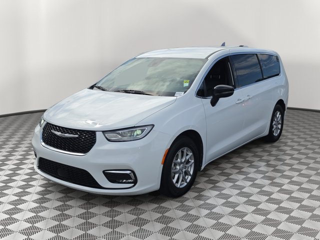 Used 2025 Chrysler Pacifica Select FWD image 3