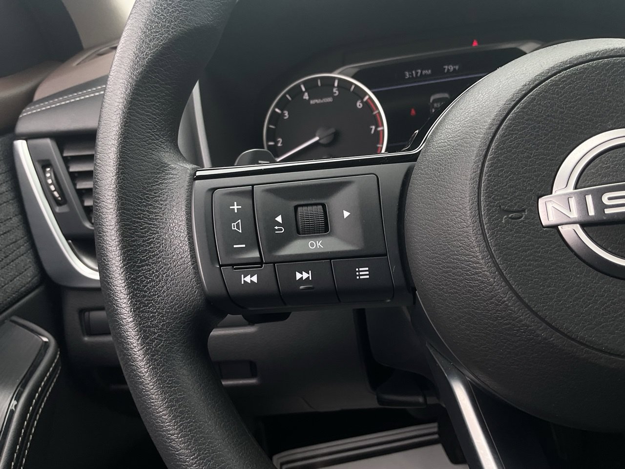 Used 2023 Nissan Rogue SV FWD image 34