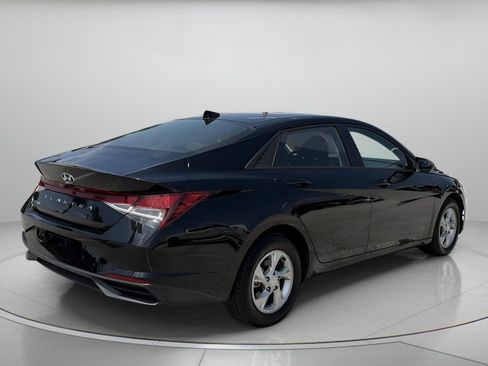 Used 2023 Hyundai Elantra SE FWD image 3