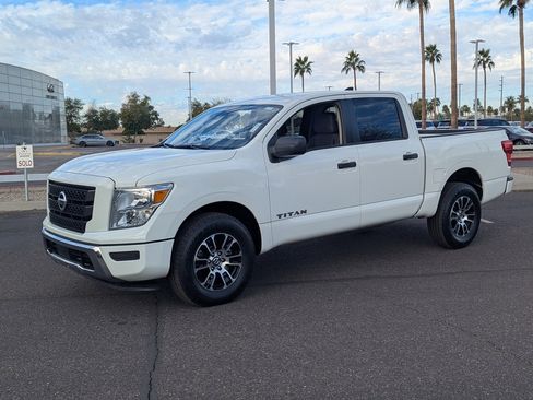 Certified 2022 Nissan Titan SV image 2