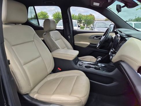 Used 2022 Chevrolet Traverse LT FWD image 19