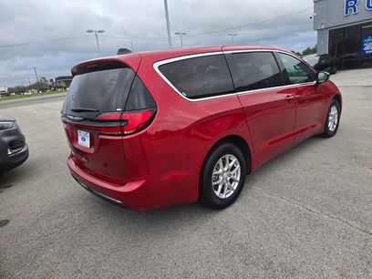 Used 2025 Chrysler Pacifica Select