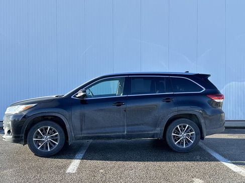 Used 2018 Toyota Highlander XLE image 2