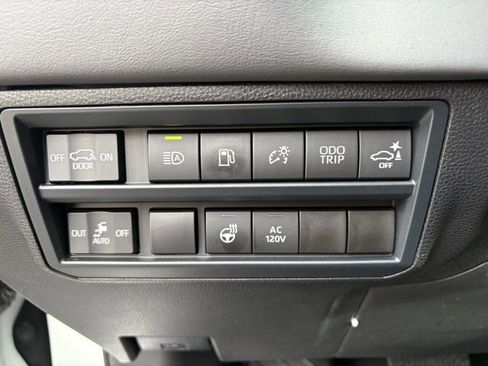 Used 2025 Toyota Sequoia Platinum image 31