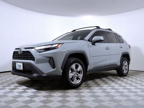 Used 2022 Toyota RAV4 XLE w/ Convenience Package FWD image 2