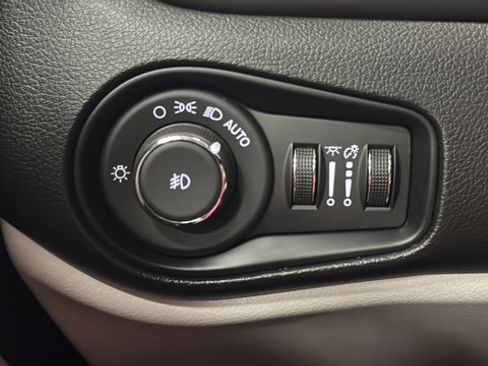 Used 2022 Jeep Renegade Limited AWD/4WD image 28