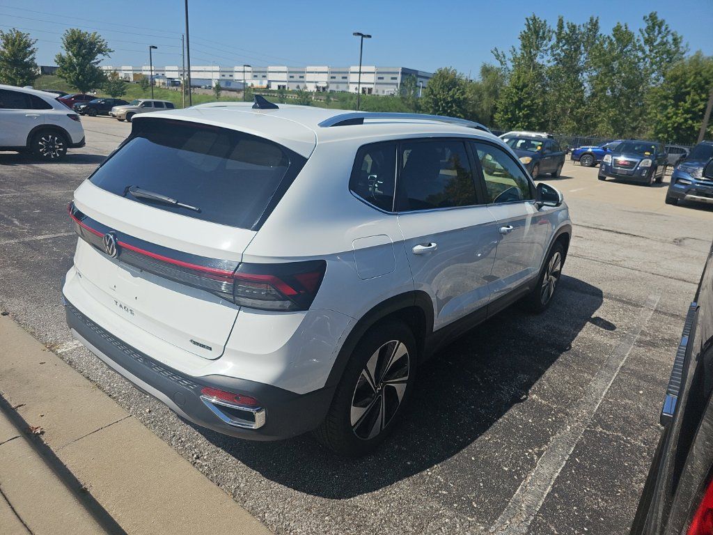 Used 2025 Volkswagen Taos SE AWD/4WD image 5