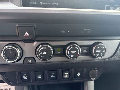 Used 2019 Toyota Tacoma TRD Sport w/ Technology Package AWD/4WD image 18